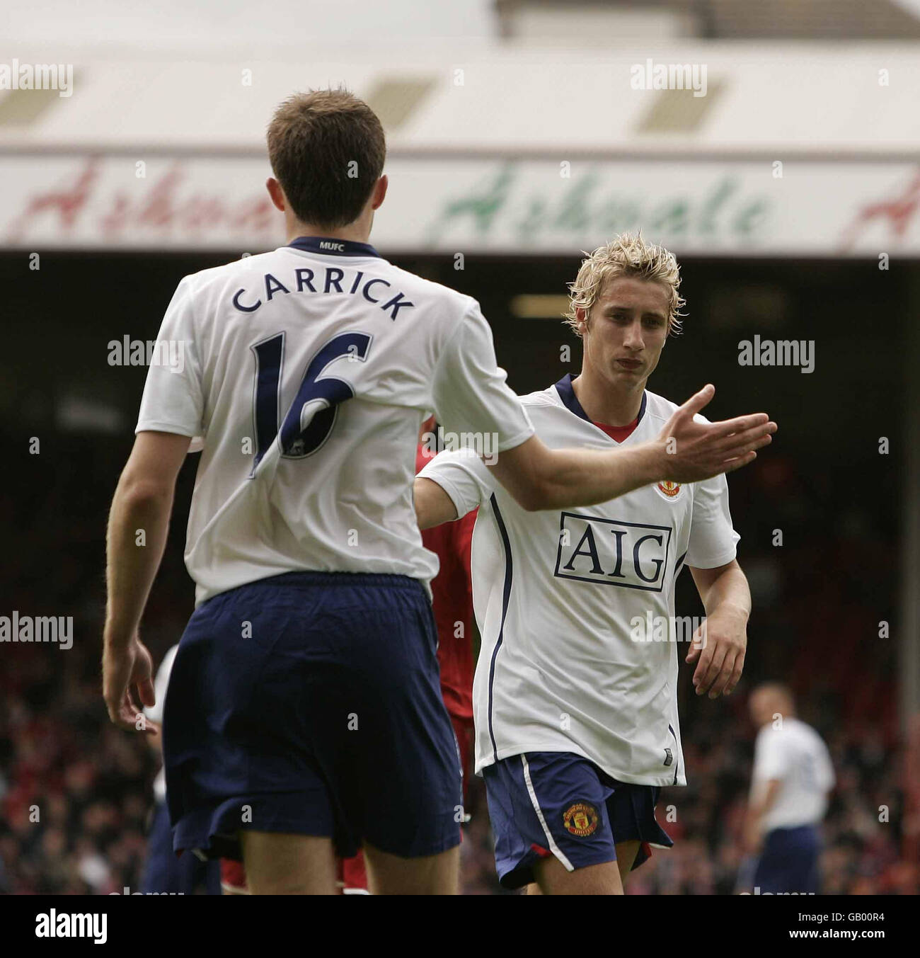 Rugby Union - 2008 Bank of Scotland Corporate Autumn Test - Scozia / Canada - Pittodrie Stadium. Michael Carrick, il Manchester United, celebra il punteggio con Lee Martin durante il periodo pre-stagionale al Pittodrie Stadium di Aberdeen. Foto Stock