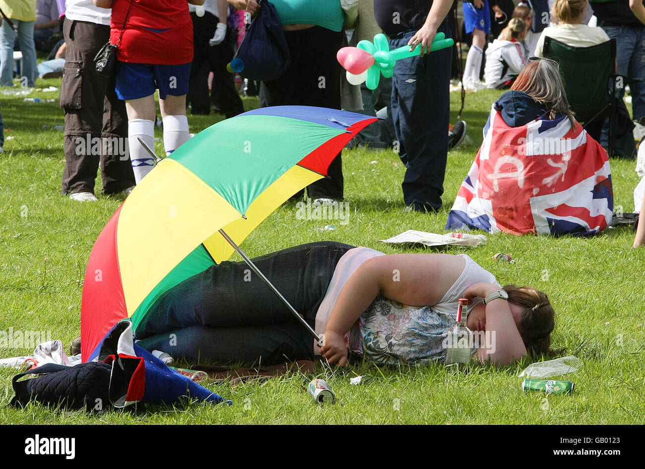 Un festaiolo stanco al 12° evento Orange in campo a Demesne Belfast di Barnett durante le celebrazioni annuali del 12 luglio a Belfast, Irlanda del Nord. Foto Stock