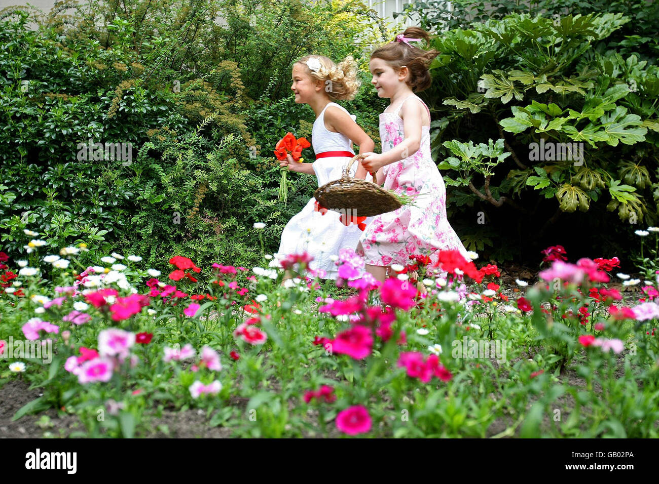 Emma Maddy (a sinistra) e Victoria Nolan (a destra) nei Giardini della Mansion House, Dublino, al lancio della ricerca per trovare i migliori Giardini della biodiversità d'Irlanda. Foto Stock