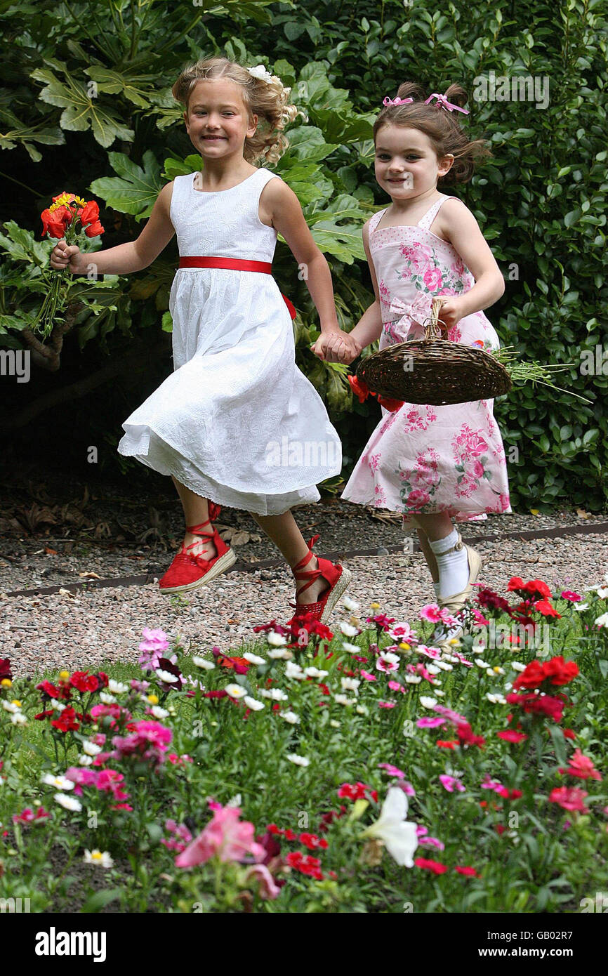 Emma Maddy e Victoria Nolan nei Gardens of the Mansion House, Dublino, al lancio della ricerca per trovare i migliori Giardini della biodiversità d'Irlanda. Foto Stock