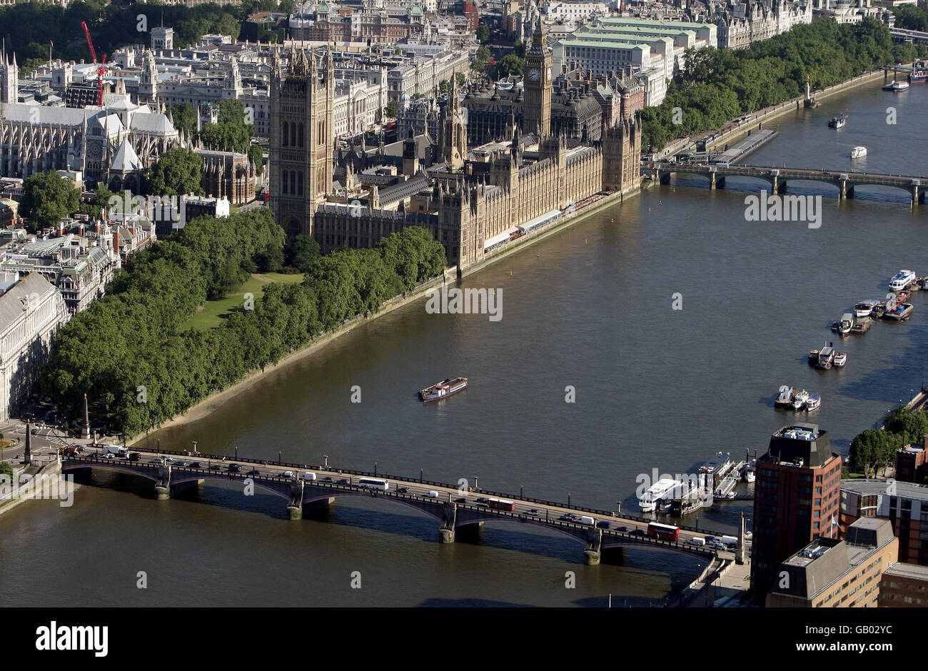 Foto aerea del Parlamento e del Big ben, del Westminster Bridge (in alto) e del Lambeth Bridge (in basso) lungo il fiume Tamigi, Londra. Foto Stock