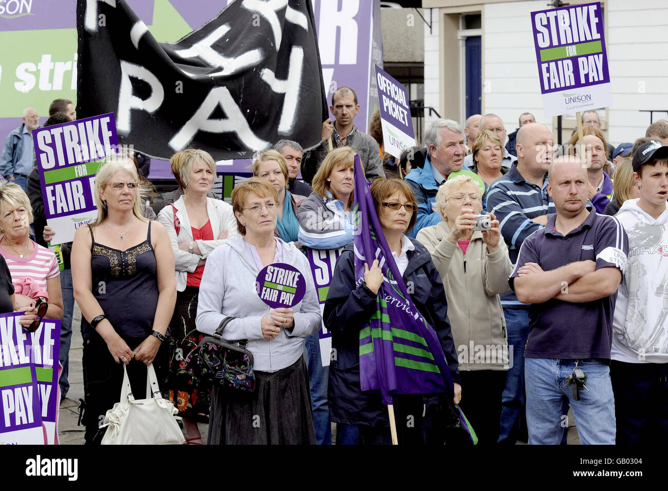 Lavoratori del settore pubblico e membri DELL'UNIONE commerciale UNISONE Con i sostenitori ascoltano come il loro Segretario Generale Dave Prentis dà Un discorso a un raduno di sciatori a Wakefield oggi Foto Stock