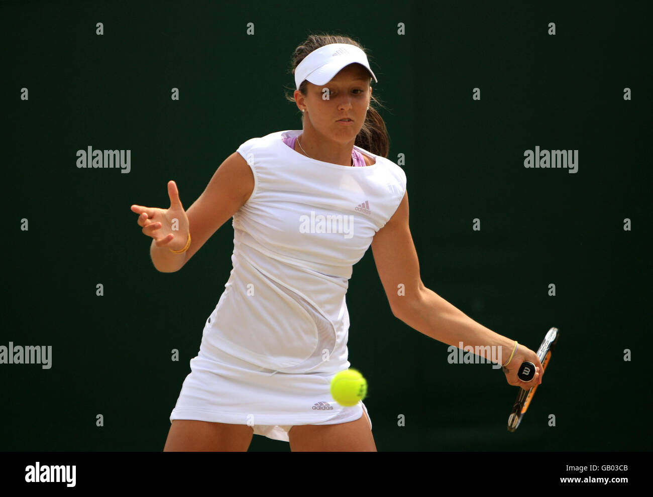 Laura Robson della Gran Bretagna in azione contro la romana Tabakova della Slovacchia durante i Campionati di Wimbledon 2008 presso l'All England Tennis Club di Wimbledon. Foto Stock