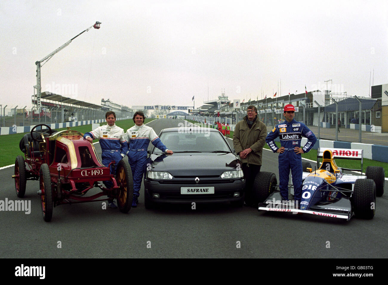 I piloti britannici Martin Brundle, Mark Blundell e Damon Hill posano con tre macchine motorizzate Renault prima del Gran Premio d'Europa Foto Stock