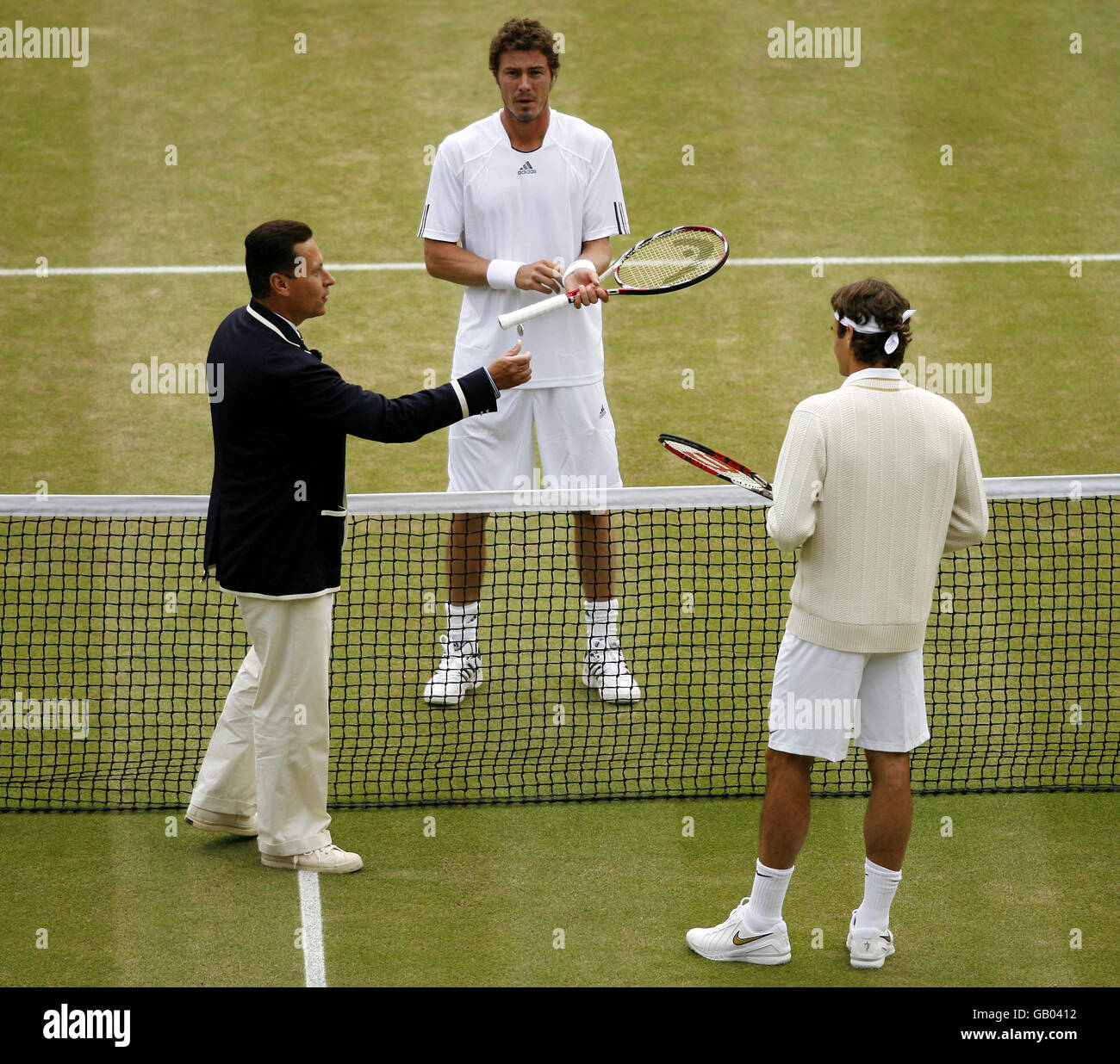 Una visione della moneta che si lancia davanti alla matematica tra Marat  Safin della Russia e Roger Federer della Svizzera durante i Campionati di  Wimbledon 2008 all'All England Tennis Club di Wimbledon