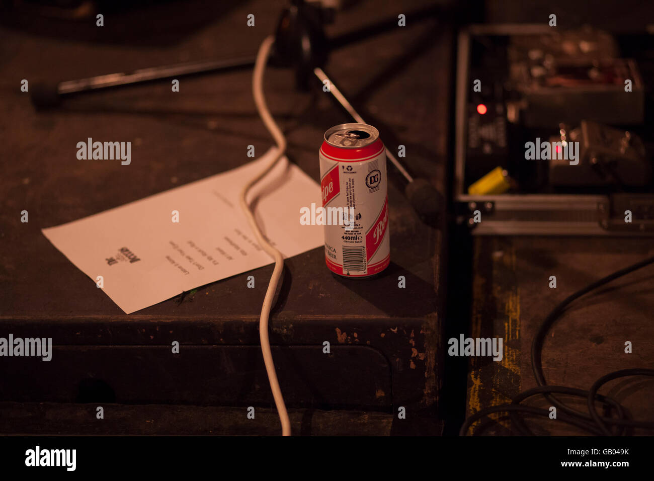 Il Deccas set list su un palco con un può di Red Stripe birra Foto Stock