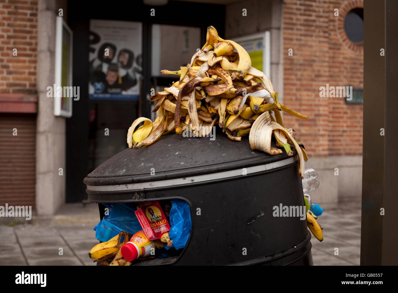 Bucce di banana scartate alla maratona di Londra Foto Stock