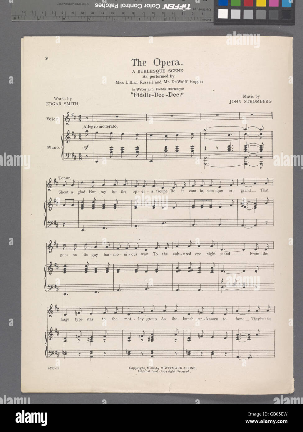 Un riferimento alla grande arte dello spettacolo dell'opera, tipicamente che coinvolge musica orchestrale, esecuzione vocale e narrazione drammatica, spesso eseguita nei teatri. Foto Stock