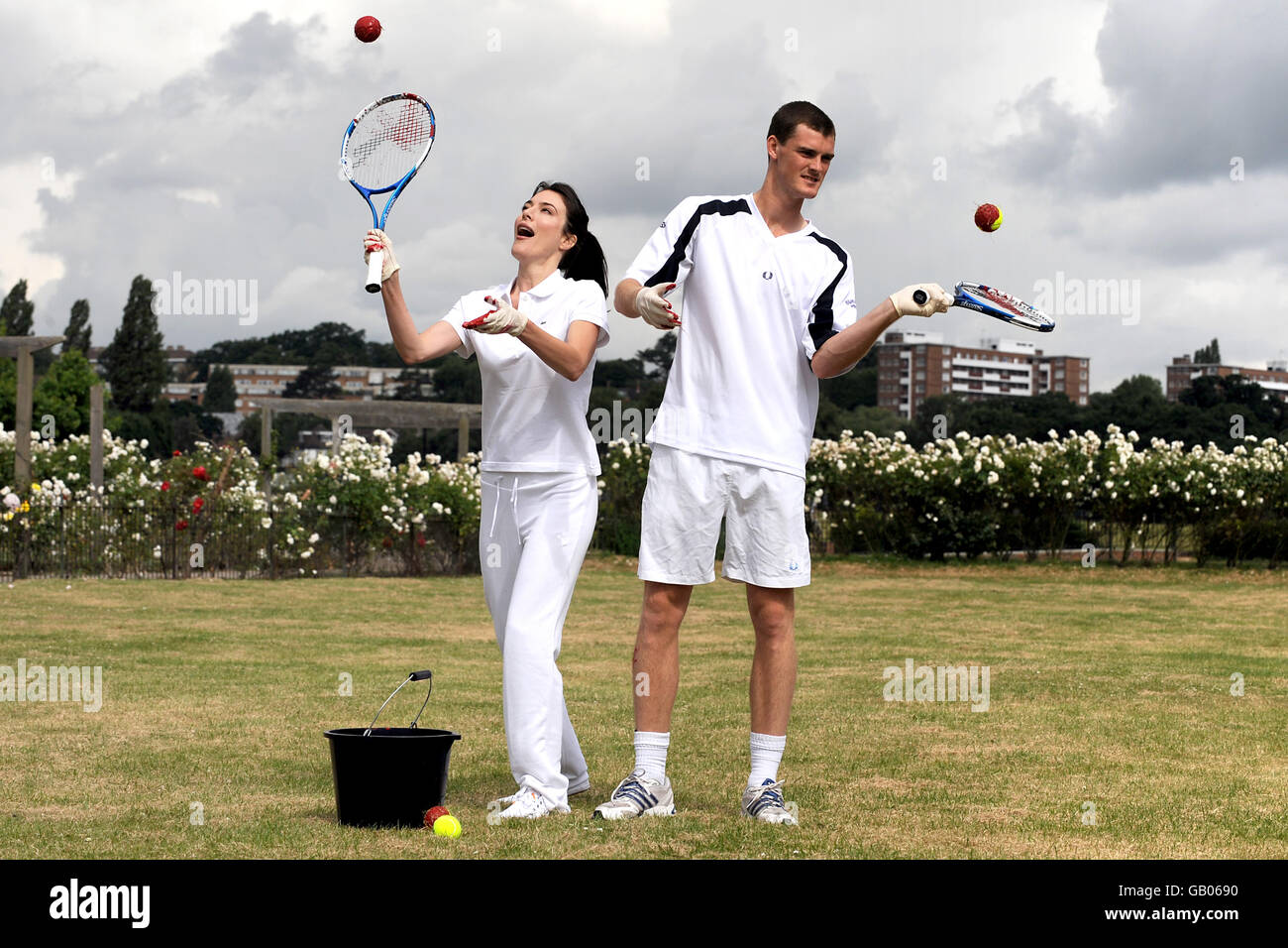 Il tennista Jamie Murray (a destra) con l'attrice Jaime Murray durante una chiamata fotografica al Wimbledon Park, a Wimbledon Foto Stock