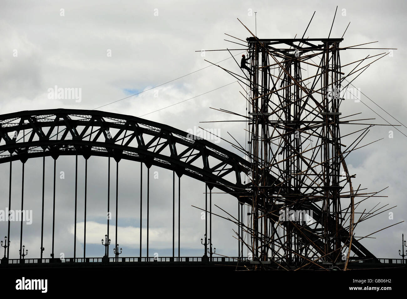 Scultura di bambù a Newcastle. Un uomo finisce una delle torri di bambù di 25 metri che si estende il fiume Tyne utilizzando 20 tonnellate di bambù. Foto Stock