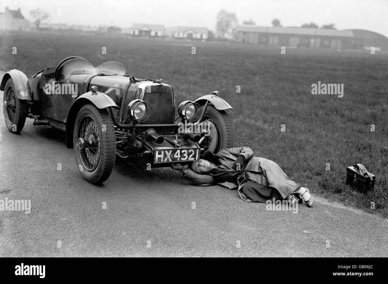 Motor Racing - meccanico - Brooklands. La signora V Bruce, un meccanico al circuito di Brooklands. Foto Stock