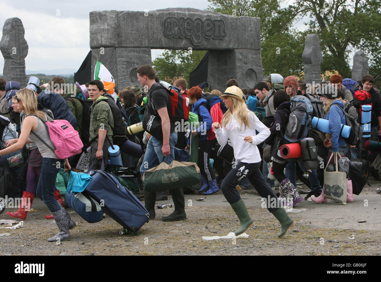 Il primo dei 30,000 campeggiatori arriva per il festival musicale di Oxegen che si tiene tutto il fine settimana all'ippodromo di Punchestown, nella contea di Kildare. Foto Stock