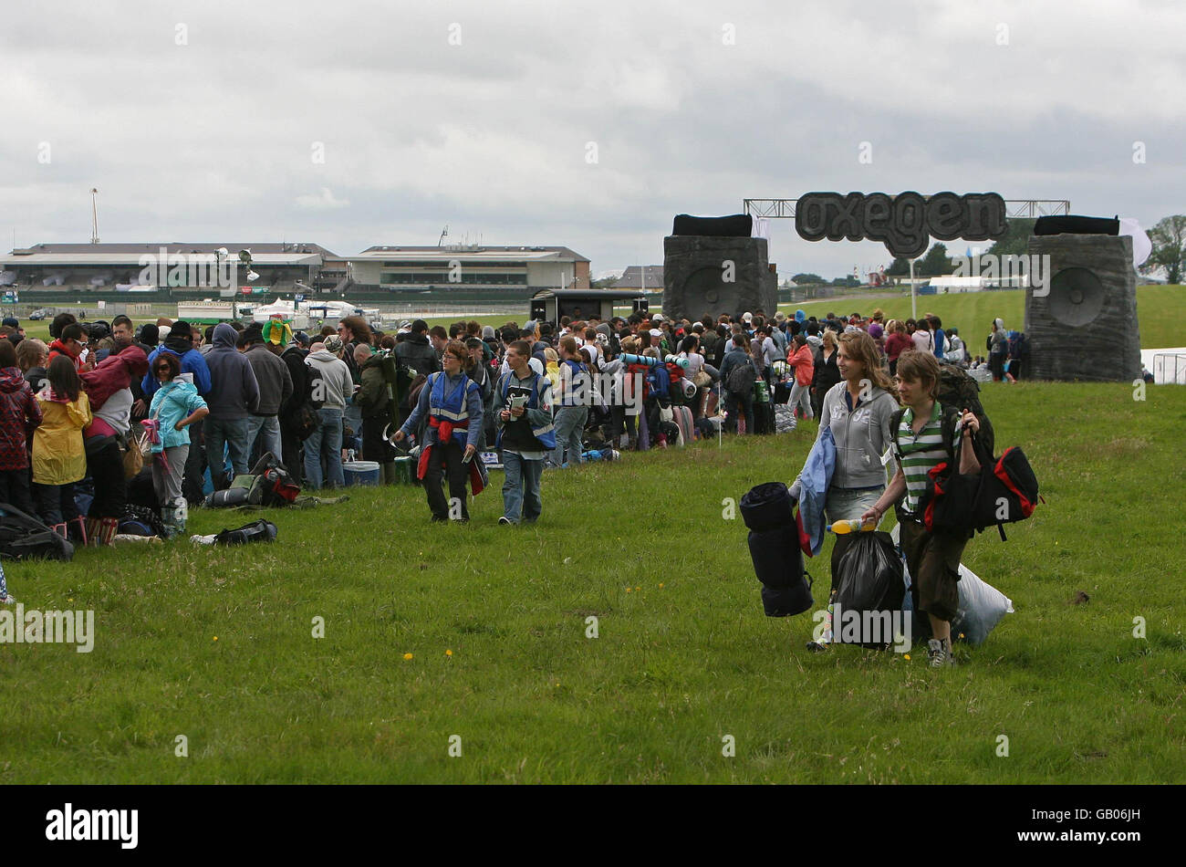 Il primo dei 30,000 campeggiatori arriva per il festival musicale di Oxegen che si tiene tutto il fine settimana all'ippodromo di Punchestown, nella contea di Kildare. Foto Stock