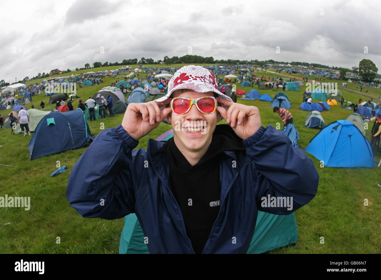 Mickey Glenn, di Derry, guarda i cieli per le nuvole piovose mentre il primo dei 30,000 campeggiatori arriva per il festival musicale Oxegen, che si svolge tutto il fine settimana presso l'ippodromo di Punchestown in Co. Kildare. Foto Stock