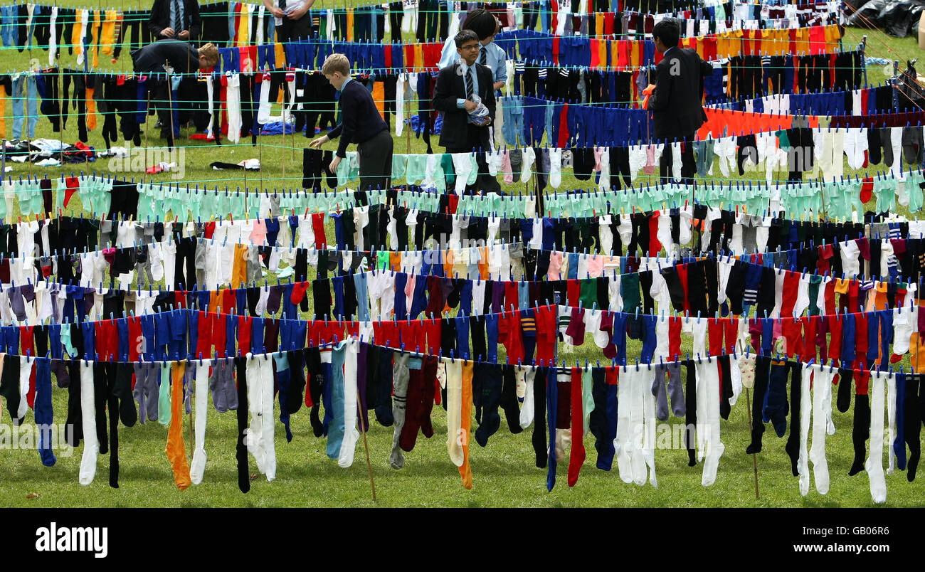 Alunni alla King Edward's School, Birmingham PEG alcuni dei 28,000 calzini utilizzati nel tentativo di record mondiale della scuola per la linea di lavaggio più lunga calzino oggi. Foto Stock