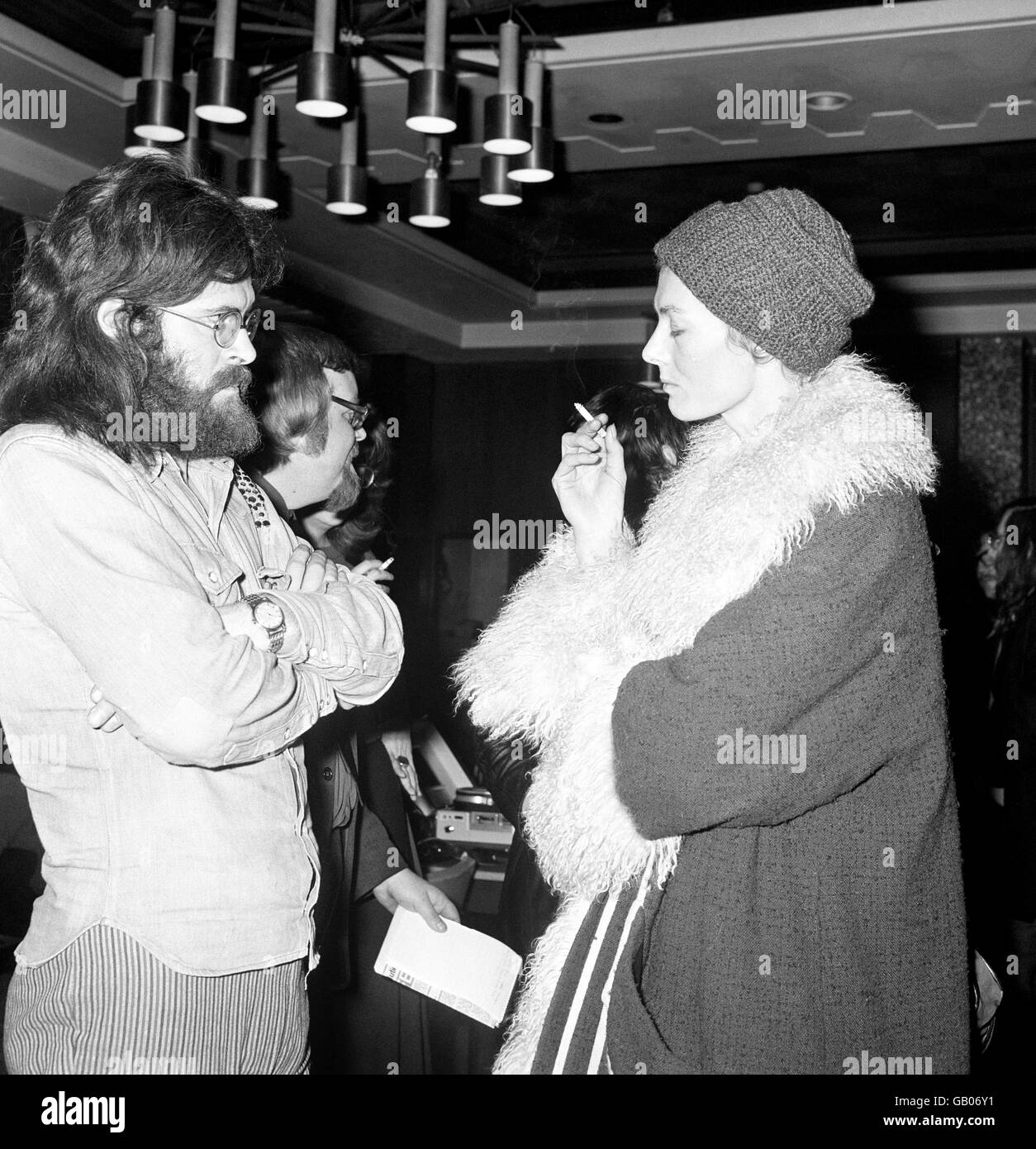 L'attrice Vanessa Redgrave parla con una persona non identificata in una conferenza stampa presso l'hotel del New Ambassador. Ha annunciato che sarebbe stata candidata per il partito contro il Partito laburista Reg Prentice a Newham Nort East. Foto Stock