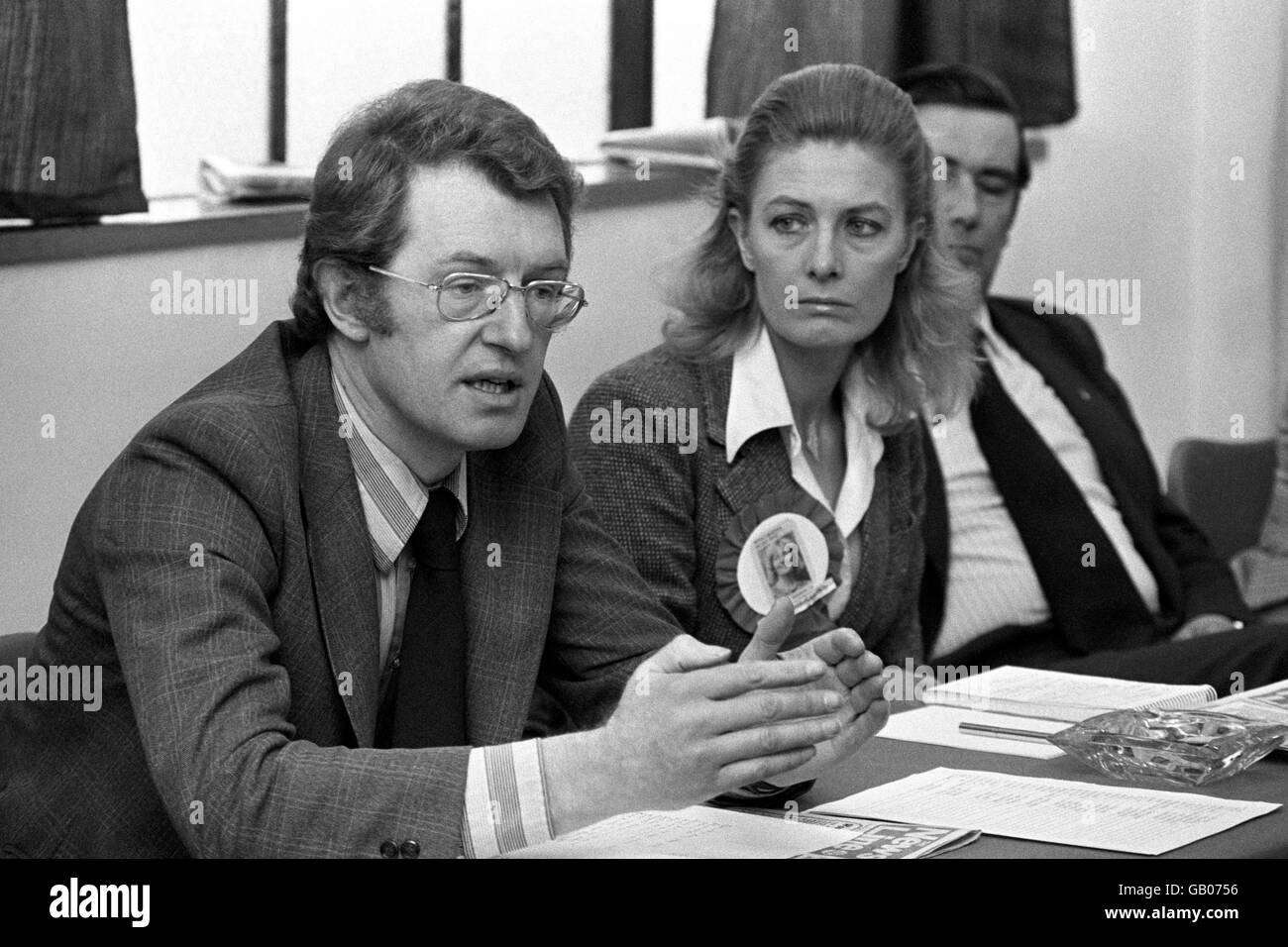 L'attore Corin Redgrave, a sinistra, e sua sorella, l'attrice Vanessa Redgrave, in una conferenza stampa a sud di Londra che annuncia la campagna del Partito rivoluzionario operaio alle elezioni generali. Foto Stock