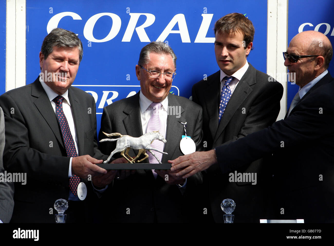 I proprietari di Mount Nelson, Derrrick Smith (seconda a sinistra) E Michael Tabor (r) con il trofeo per la vittoria in Il Coral Eclipse Foto Stock