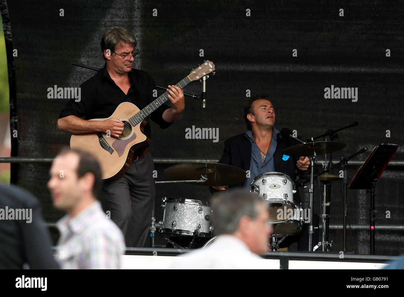 Corse ippiche - Coral Eclipse Day - Sandown Park. Una band di swing intrattiene i racegoisti al Sandown Park Foto Stock