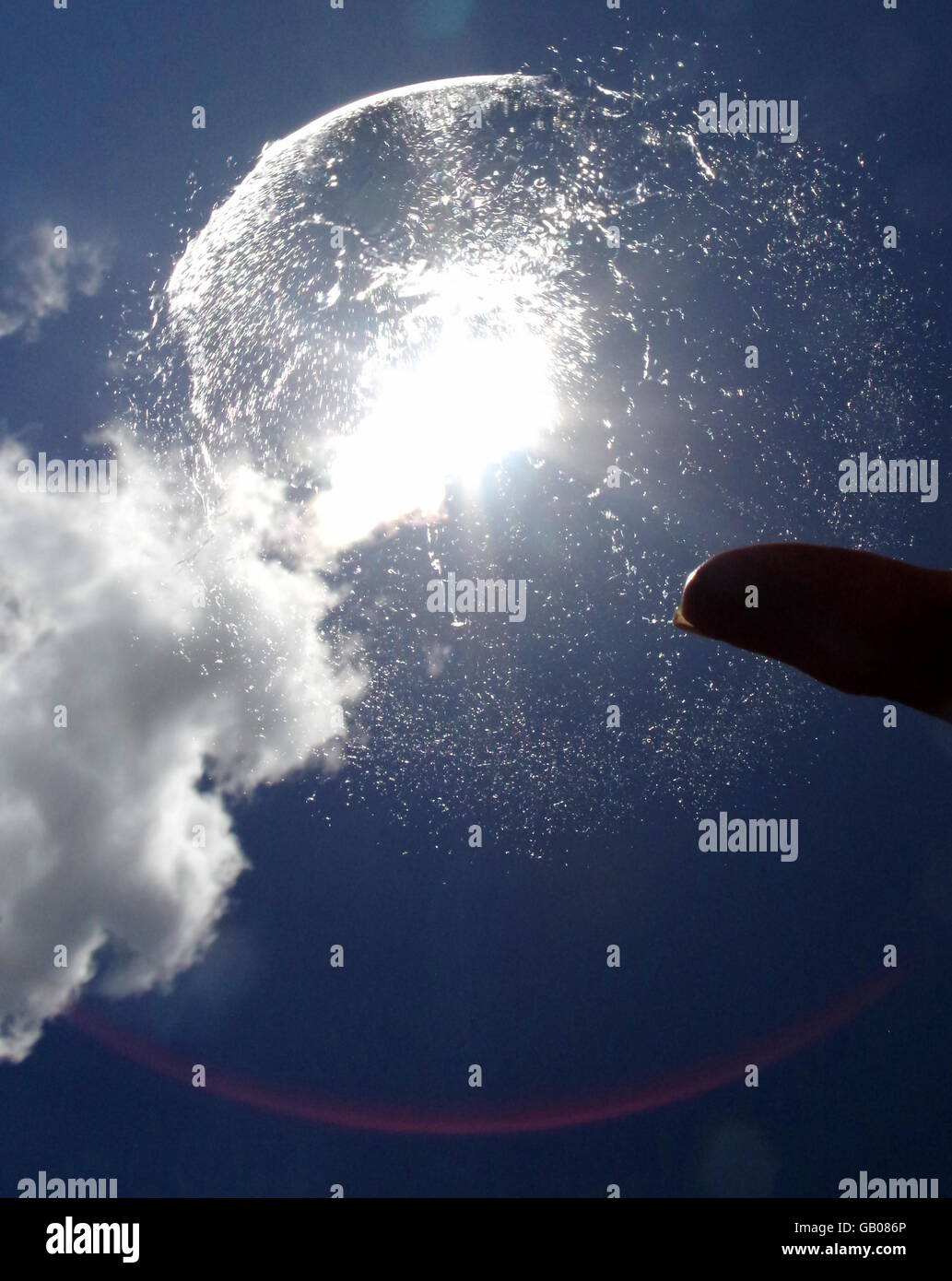 Lo scoppio della bolla sul fingertip Foto Stock