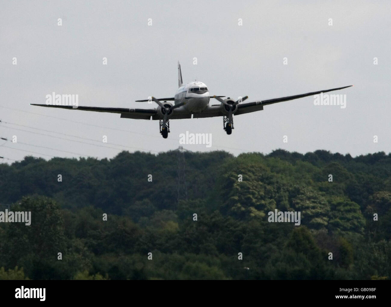 Un Douglas DC3, meglio conosciuto come Dakota, arriva a terra all'aeroporto di Coventry l'ultimo giorno in cui sarà consentito di offrire voli passeggeri britannici. Foto Stock