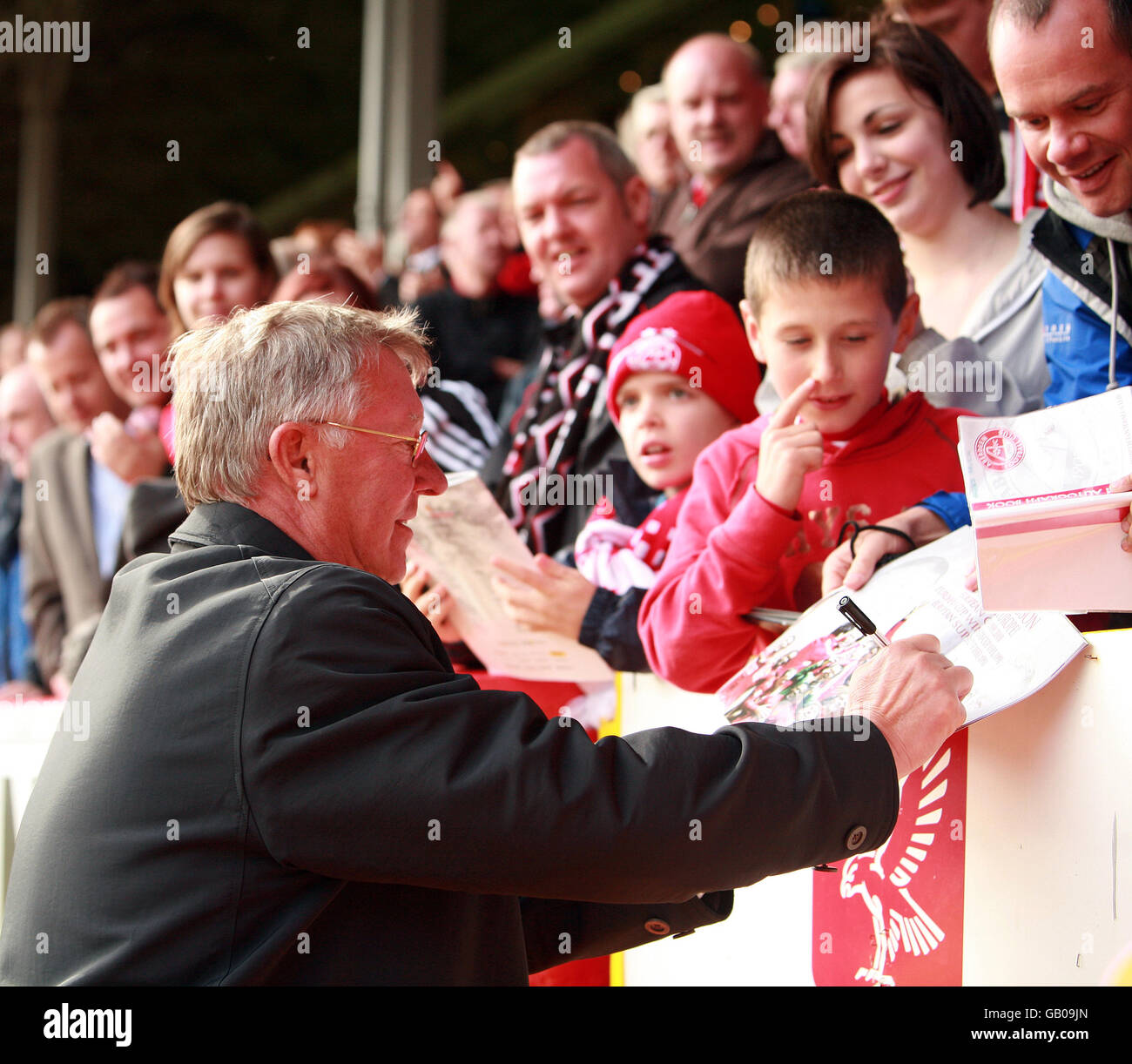 Rugby Union - 2008 Bank of Scotland Corporate Autumn Test - Scozia / Canada - Pittodrie Stadium. Sir Alex Ferguson, direttore del Manchester United, firma autografi durante il periodo pre-stagionale presso il Pittodrie Stadium di Aberdeen. Foto Stock