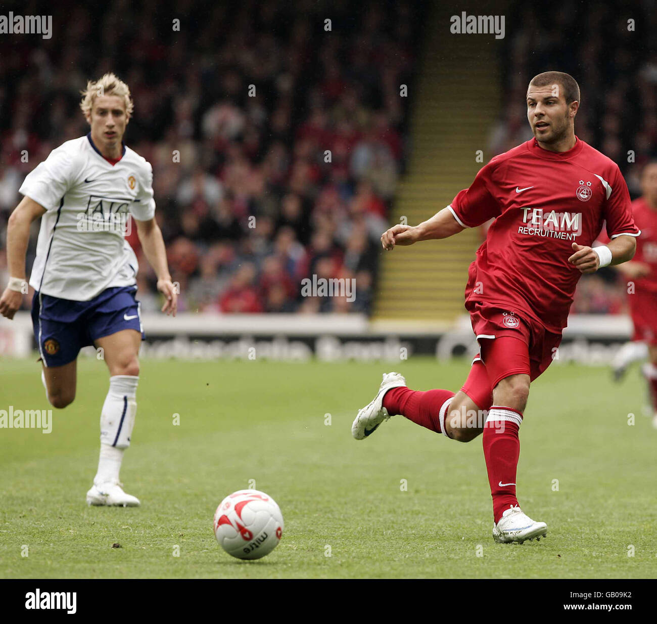 Rugby Union - 2008 Bank of Scotland Corporate Autumn Test - Scozia / Canada - Pittodrie Stadium. Lee Martin del Manchester United (a sinistra) e Richard Foster di Aberdeen durante la stagione pre-amichevole al Pittodrie Stadium, Aberdeen. Foto Stock