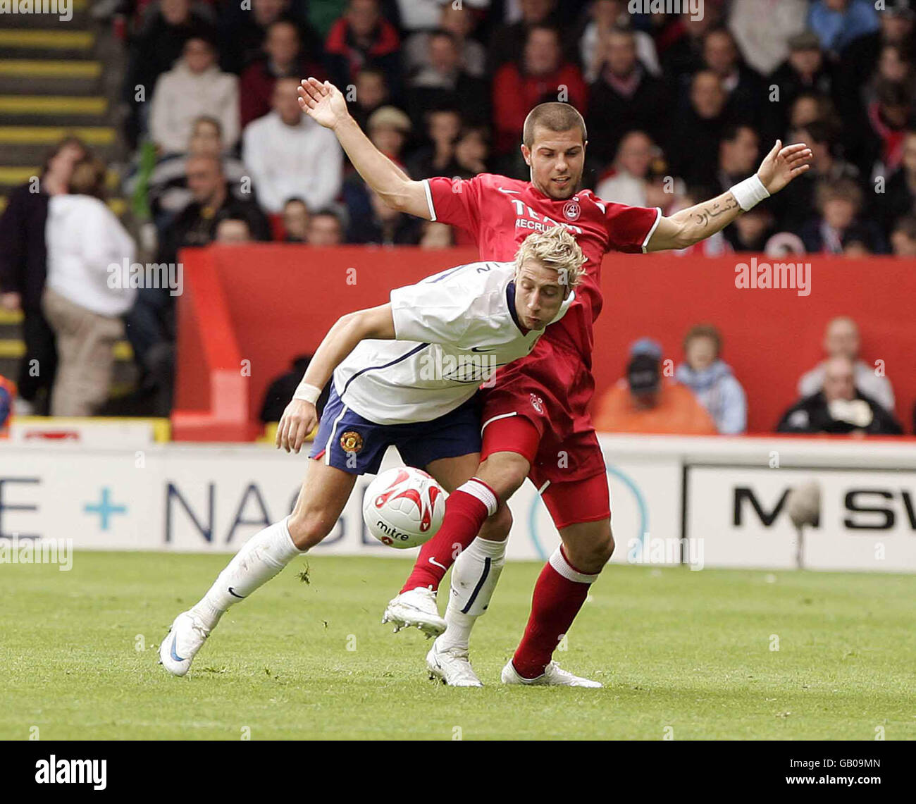 Rugby Union - 2008 Bank of Scotland Corporate Autumn Test - Scozia / Canada - Pittodrie Stadium. Lee Martin del Manchester United e Richard Foster di Aberdeen (a destra) durante la stagione pre-amichevole al Pittodrie Stadium, Aberdeen. Foto Stock