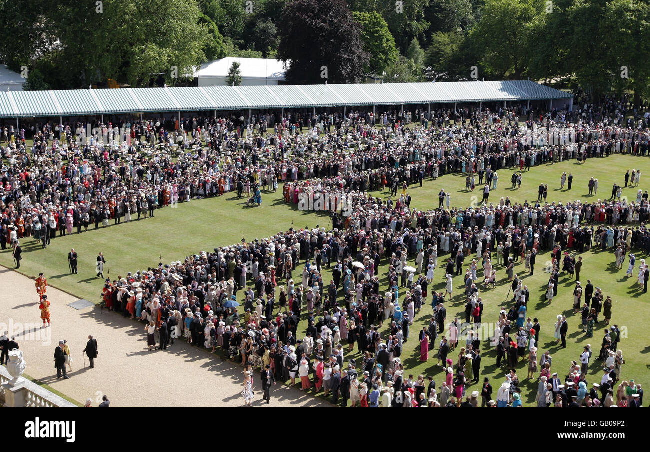 Gli ospiti si divertono in uno dei Royal Garden Party di quest'anno, ospitato dalla Regina Elisabetta II della Gran Bretagna, nei terreni di Buckingham Palace a Londra. Foto Stock