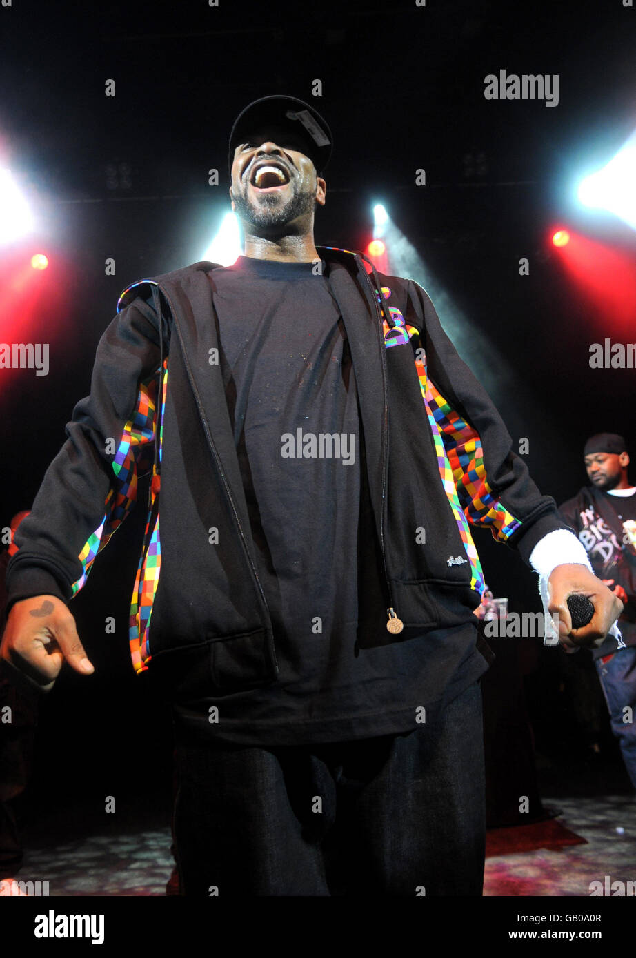 SENZA MERCHANDISING. Il clan Wu-Tang si esibirà in concerto al Shepherd's Bush Empire di Londra. Foto Stock