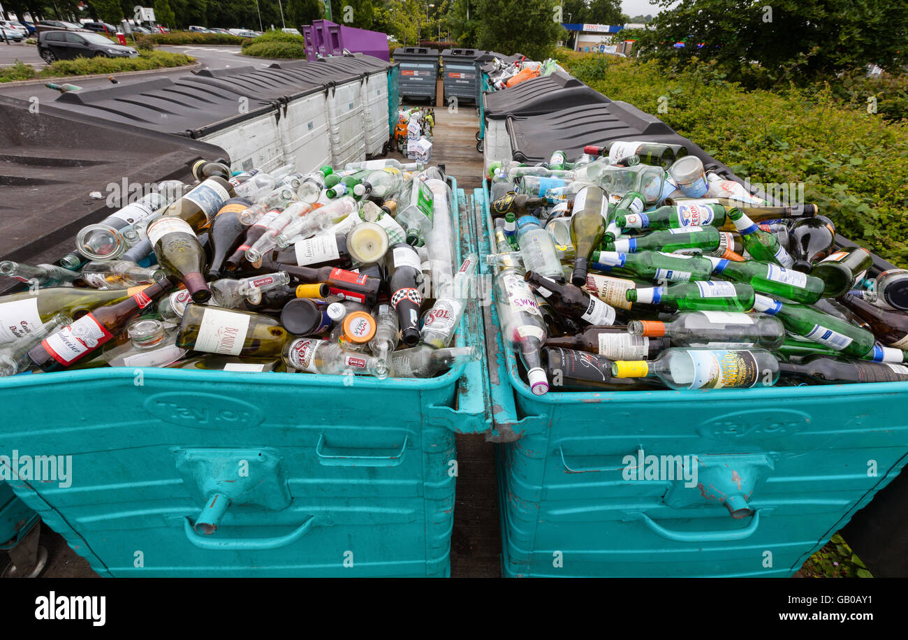 Traboccante di vetro riciclaggio bottle bank in Winchester, Regno Unito Foto Stock