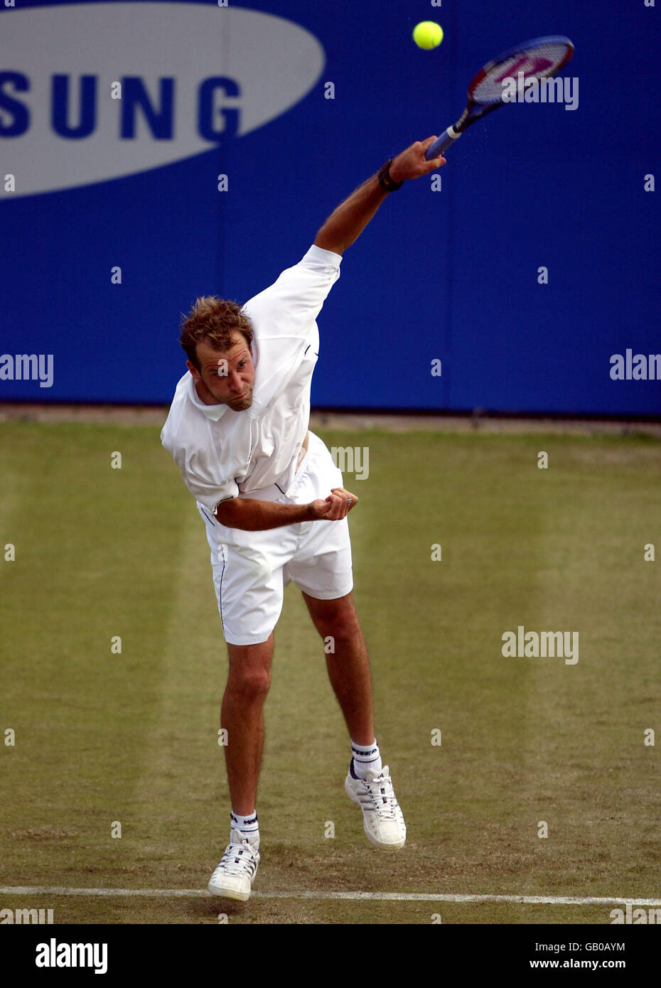 Tennis - Nottingham Open 2003 - primo turno. Greg Rusedski serve a Jankko Nieminen Foto Stock