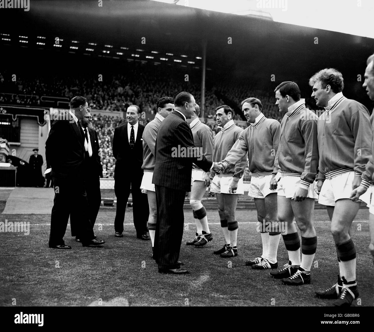 Earl Alexander stringe le mani con A. Skene di Wakefield Trinity mentre le squadre si allineano prima della finale della Challenge Cup Foto Stock