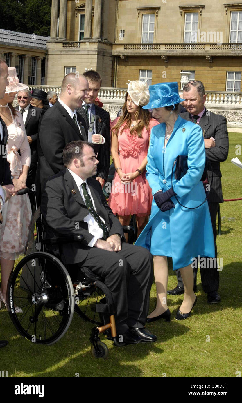 La principessa reale incontra il sergente David Caldwell, 33, del reggimento paracadute 3Bt, ad una festa del giardino organizzata dall'associazione non dimenticata. Buckingham Palace, Londra. Foto Stock