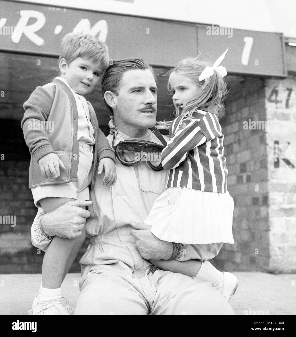 L'attuale campione del mondo Graham Hill ha fotografato ai box con Il figlio Damon e la figlia Brigitte durante la pratica per gli inglesi di domani Gran Premio a Silverstone Foto Stock