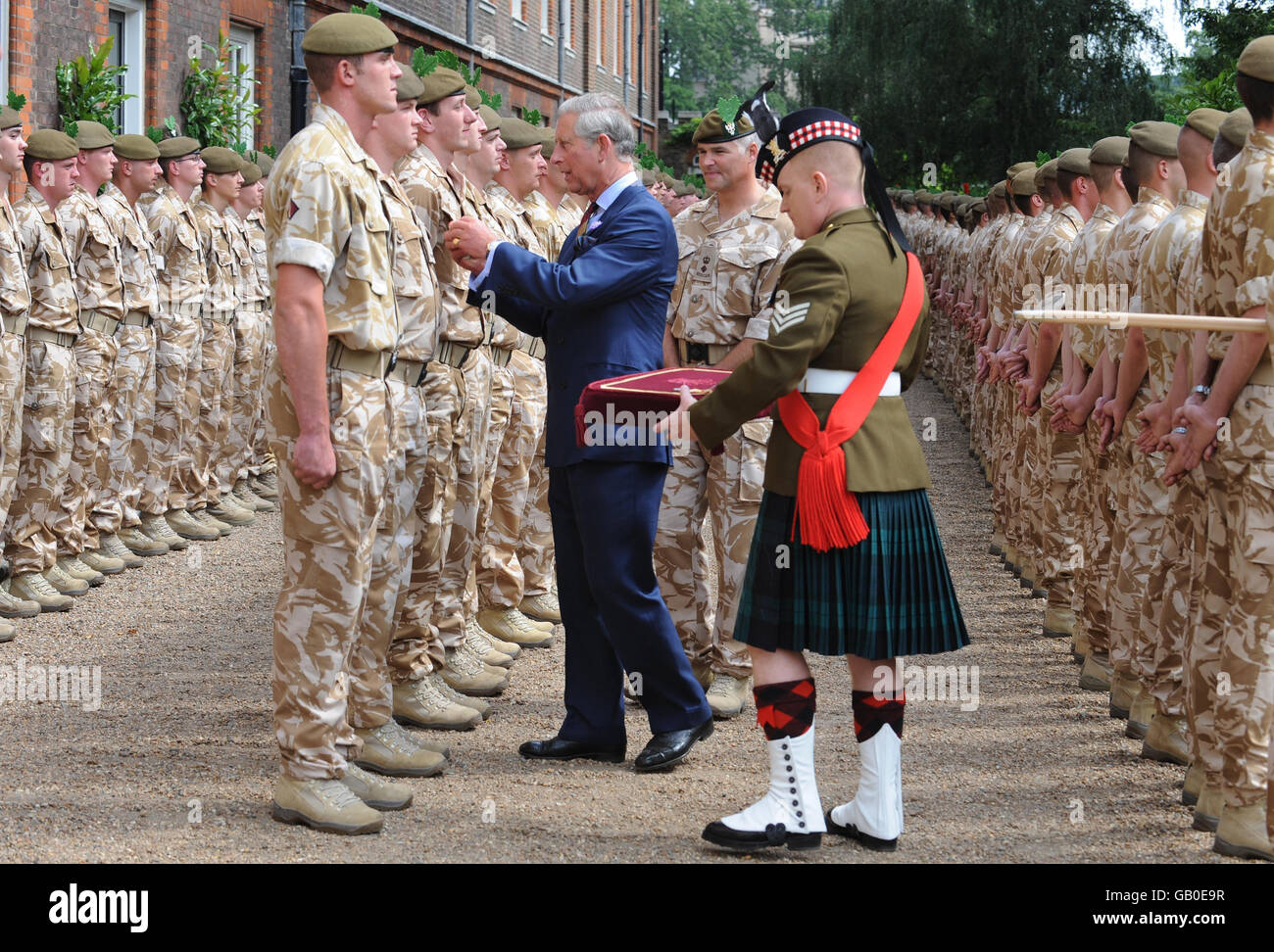 Il Principe del Galles presenta le medaglie Teliche dell'operazione al 1° Reggimento Merciano del Battaglione nel giardino di Clarence House a Londra. Foto Stock