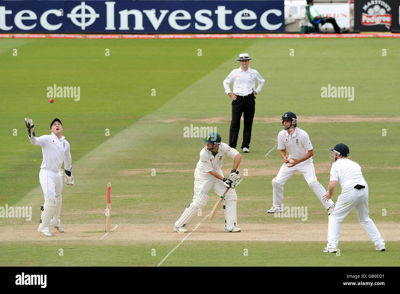 Cricket - Npower First Test - Day Four - Inghilterra / Sud Africa - Lord's. Il guardiano inglese Tim Ambrose (l) tenta di prendere una palla mentre Neil McKenzie del Sudafrica piaccia Foto Stock