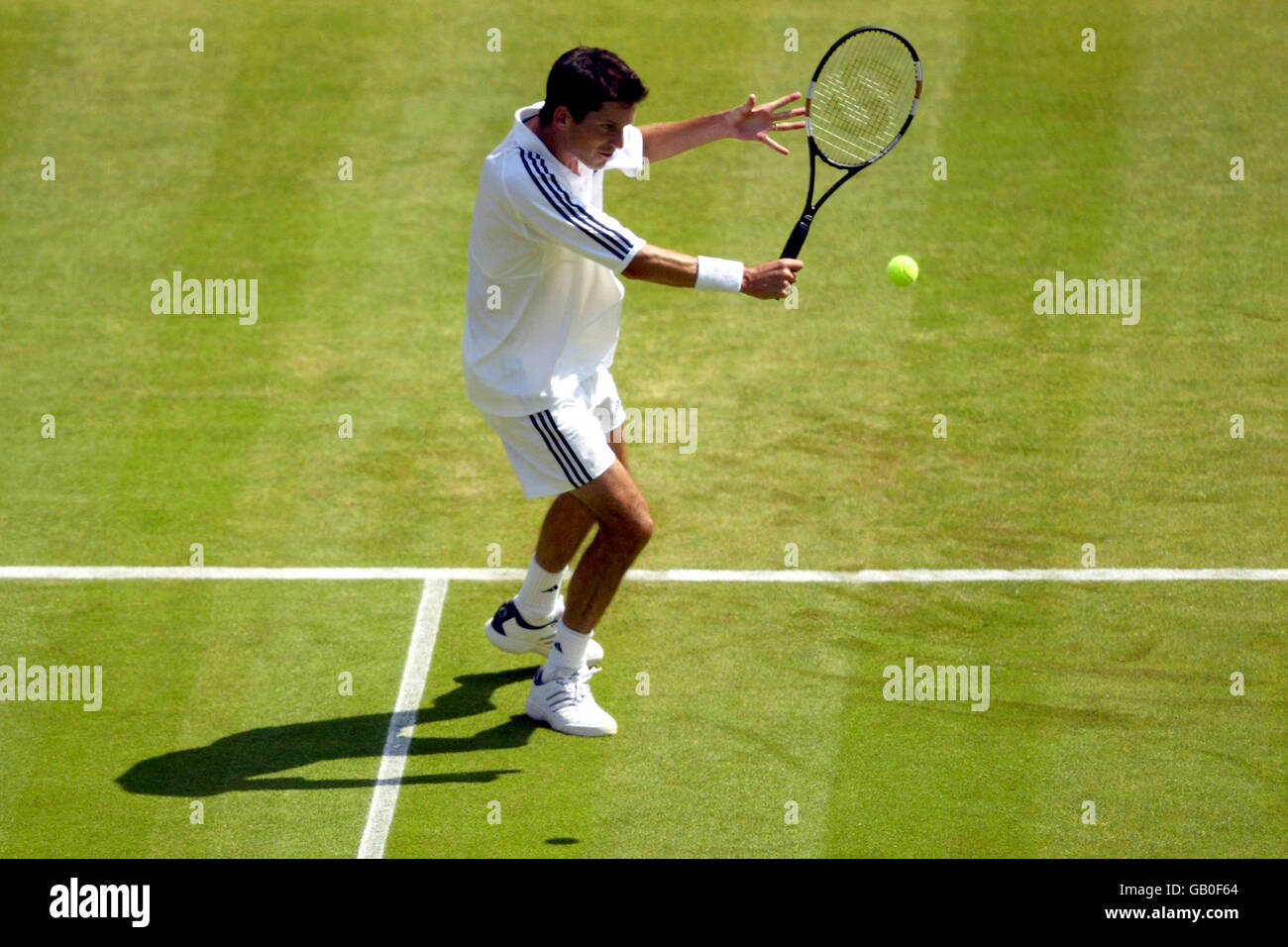 Tennis - Wimbledon 2003 - primo round maschile - Tim Henman v Tomas Zib. Tim Henman in azione durante il gioco con Tomas Zib Foto Stock