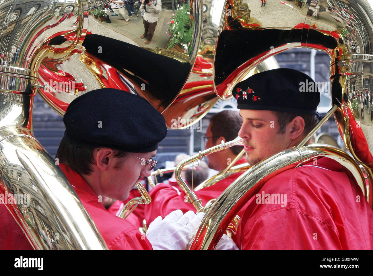 100 musicisti della Southeast Missouri state University Marching Band, le Golden Eagles, si riuniscono presso la City Chambers Quadrangle di Edimburgo per onorare il primo cittadino della capitale scozzese, Lord Provost George Grubb, in vista della loro apparizione al pezzo forte di questa estate del Tattoo militare di Edimburgo. Foto Stock