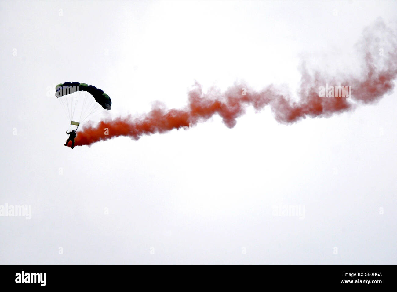 Corse ippiche - Epsom - Vodafone Derby Meeting. La squadra di paracadutismo Freefall Spitfire Tigers esegue una esposizione aerea sull'ippodromo Foto Stock