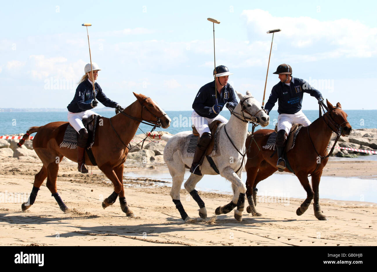 Foto non pubblicata in precedenza di giocatori di polo che si riscaldano sulla spiaggia di Sandbanks, Dorset all'evento di lancio del primo torneo di sandpolo europeo all'inizio di quest'anno. Foto Stock