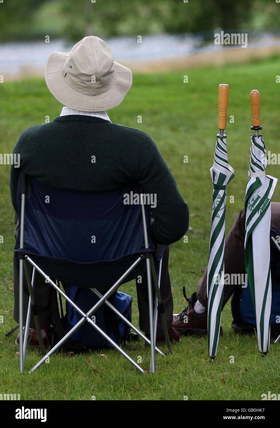 Gli appassionati di golf si preparano per il tempo umido durante il Barclays Scottish Open a Loch Lomond, Glasgow. Foto Stock