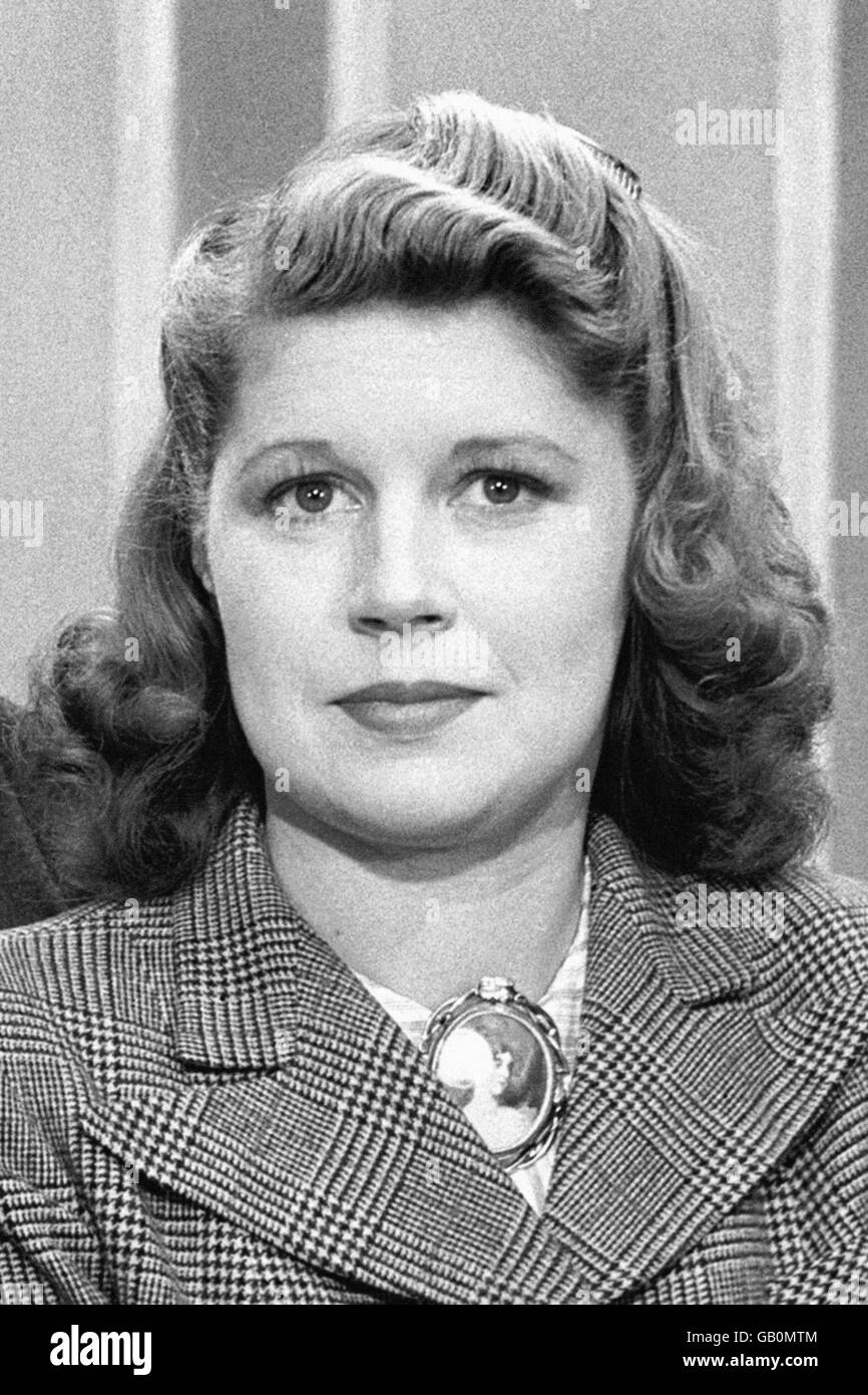 Acconciature - 1940's. Il presentatore della televisione Jasmine Bligh che porta i suoi capelli in un tipico stile forties. Foto Stock