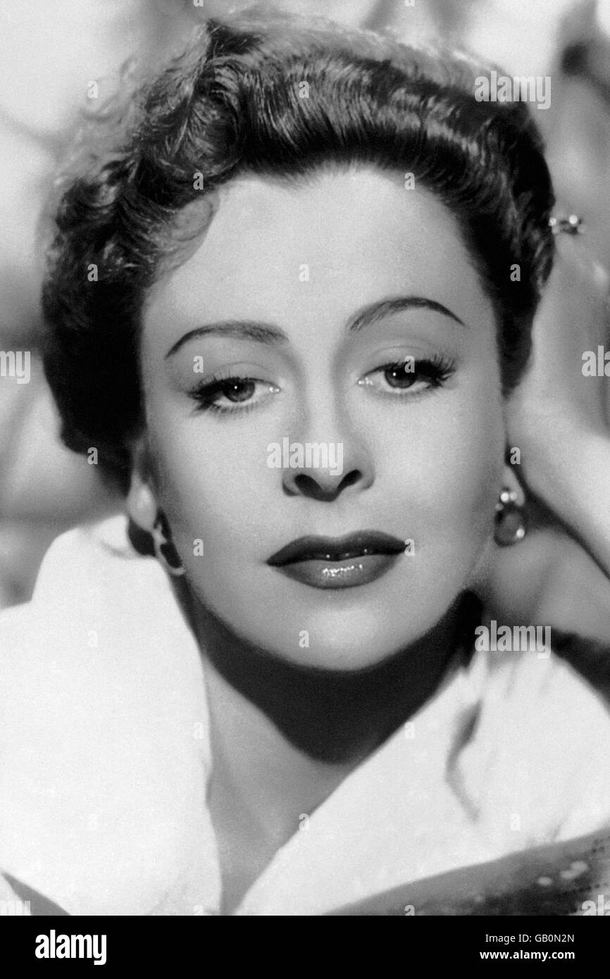 L'attrice Jane Hylton indossa i suoi capelli in onde morbide spazzate fuori del suo volto uno stile che era popolare negli anni '50. Foto Stock L'attrice Jane Hylton indossa i suoi capelli in onde morbide spazzate fuori del suo volto uno stile che era popolare negli anni '50. Foto Stock