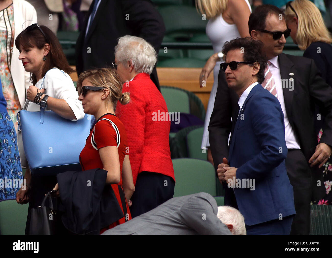 Sienna Miller e Bennett Miller nel royal box il giorno otto dei campionati di Wimbledon al All England Lawn Tennis e Croquet Club, Wimbledon. Foto Stock