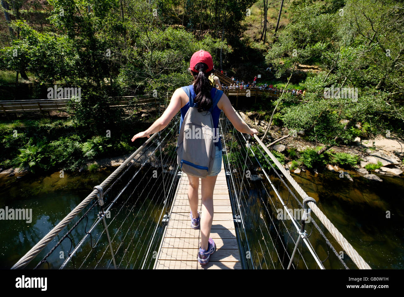 Le persone attraversano il ponte di sospensione al Paiva passerelle in arizcun, Portogallo, Europa Foto Stock