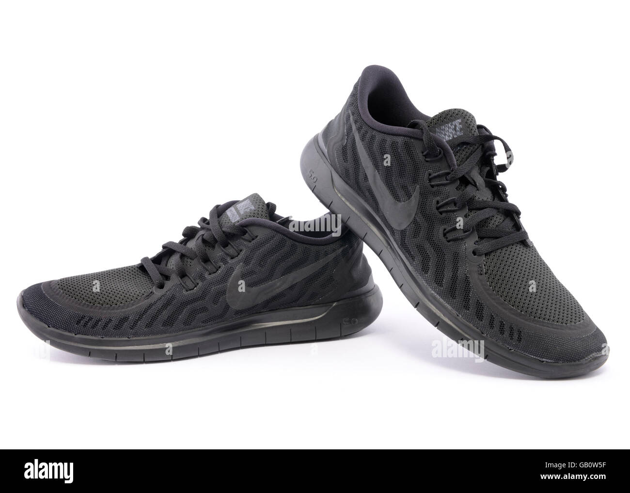 Nike Free 5.0 Corsa a piedi nudi formatori neri isolati su sfondo bianco Foto Stock