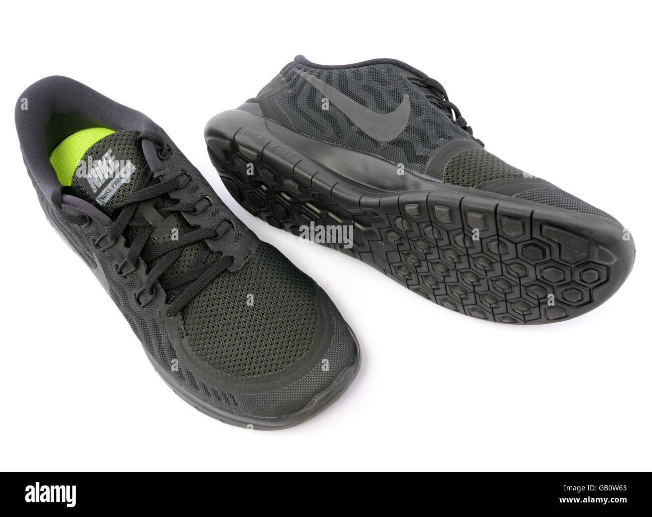 Nike Free 5.0 Corsa a piedi nudi formatori neri isolati su sfondo bianco Foto Stock