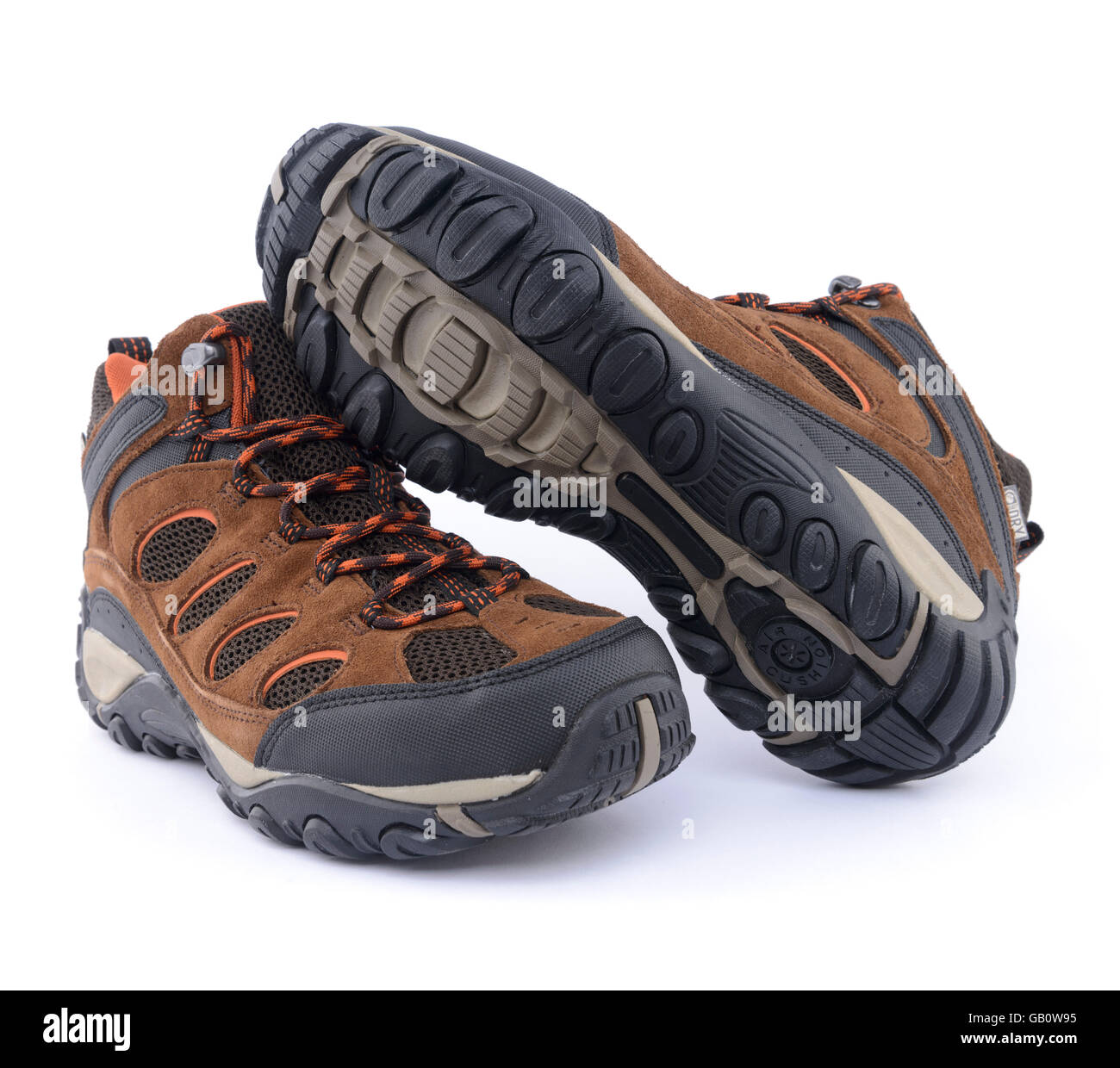 Una coppia di marrone alta cima scarponi isolati su sfondo bianco Foto Stock