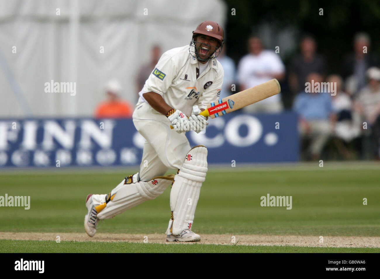 Cricket - Liverpool Victoria County Championship - Divisione uno - giorno uno - Surrey / Durham - Guildford Cricket Club. Scott Newman (l) di Surrey celebra il suo secolo Foto Stock